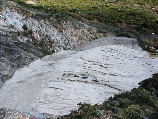 Site de stockage de roches amiantifères à Barbaggio en janvier 2008
